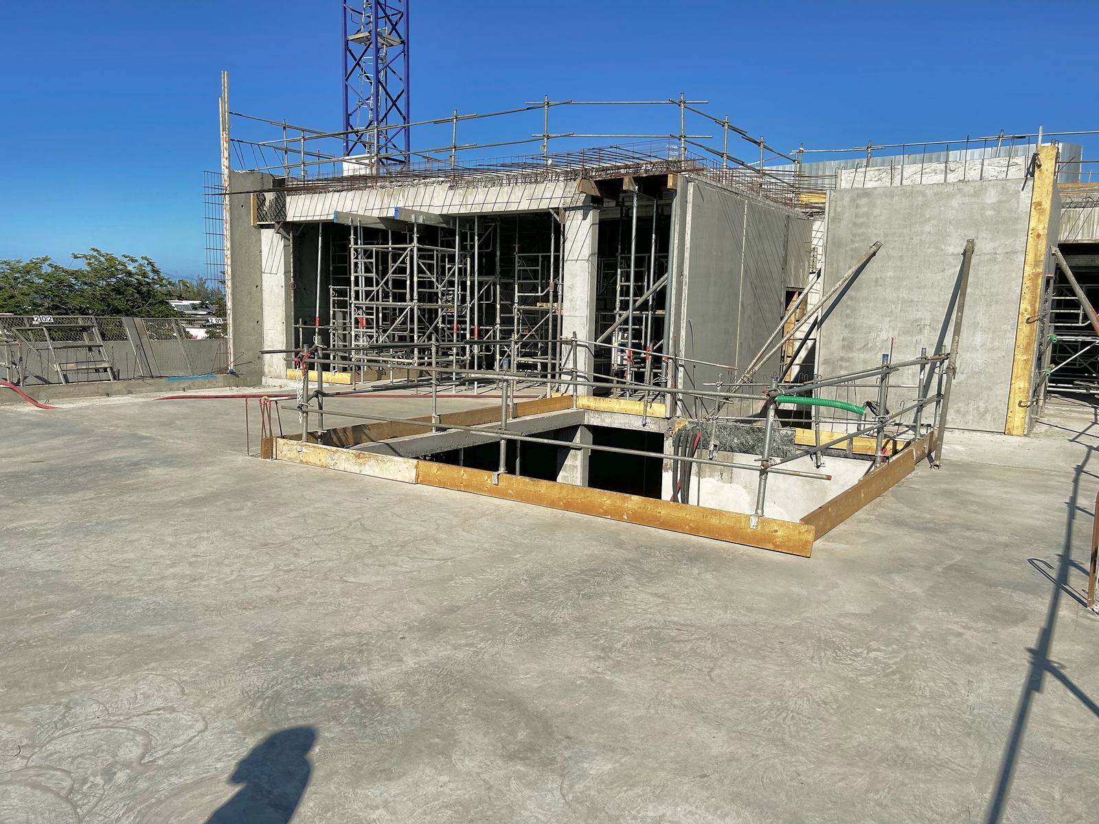 Chantier de bâtiment avec échafaudages et coffrages
