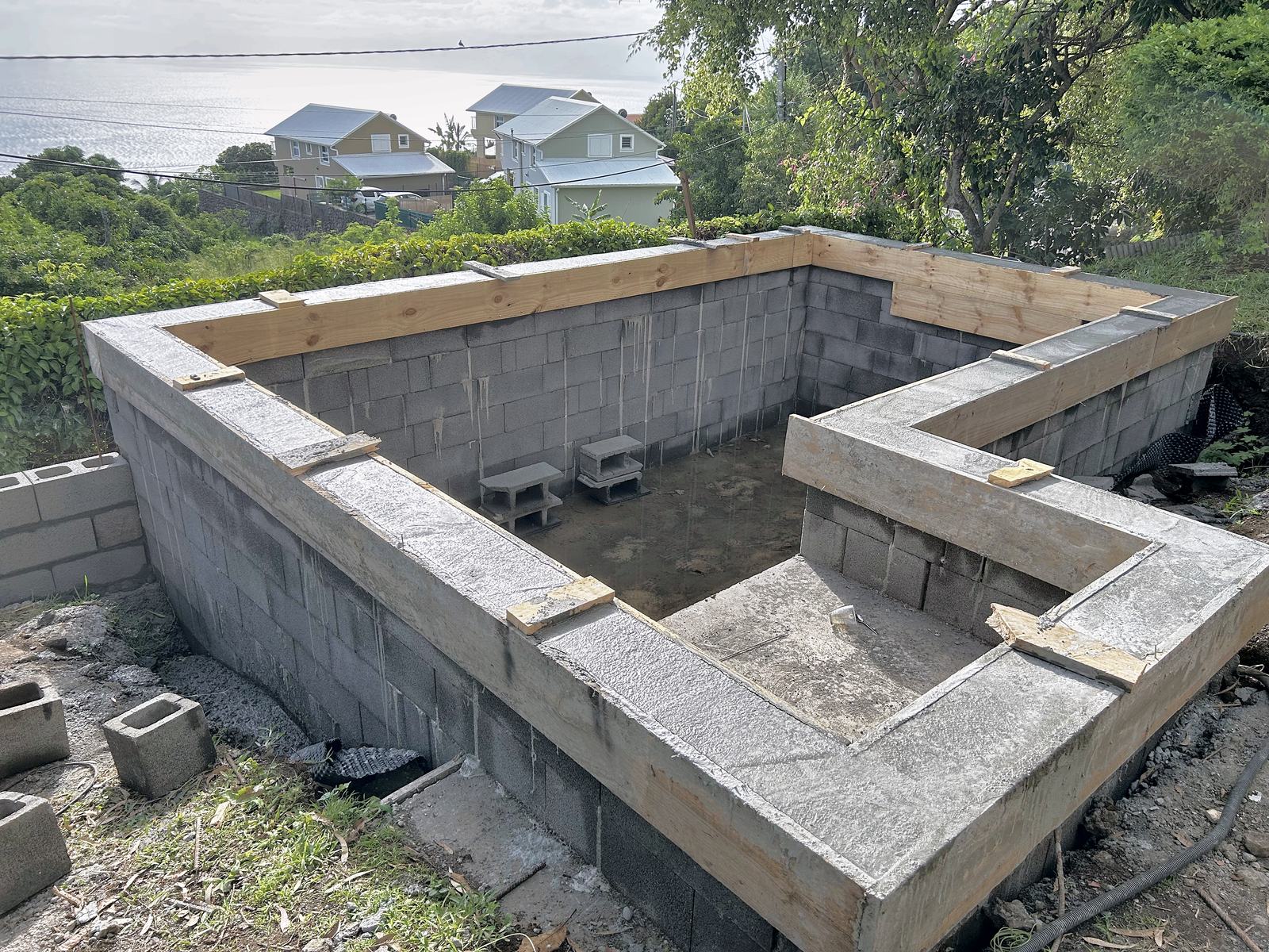 Piscine en construction : bassin maçonné en blocs béton