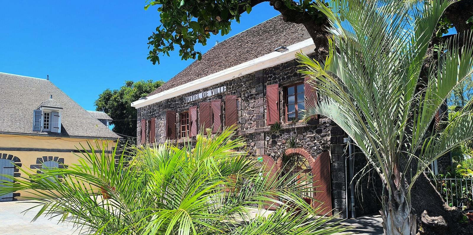 Hôtel de ville de Saint-Leu, façade en pierre de taille