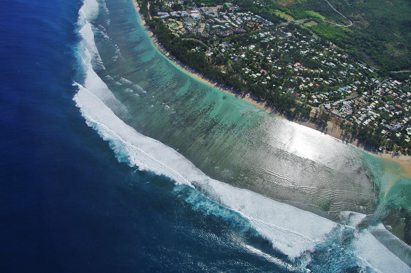 Vue aérienne du lagon et de la plage de L'Hermitage, côte Ouest de La Réunion