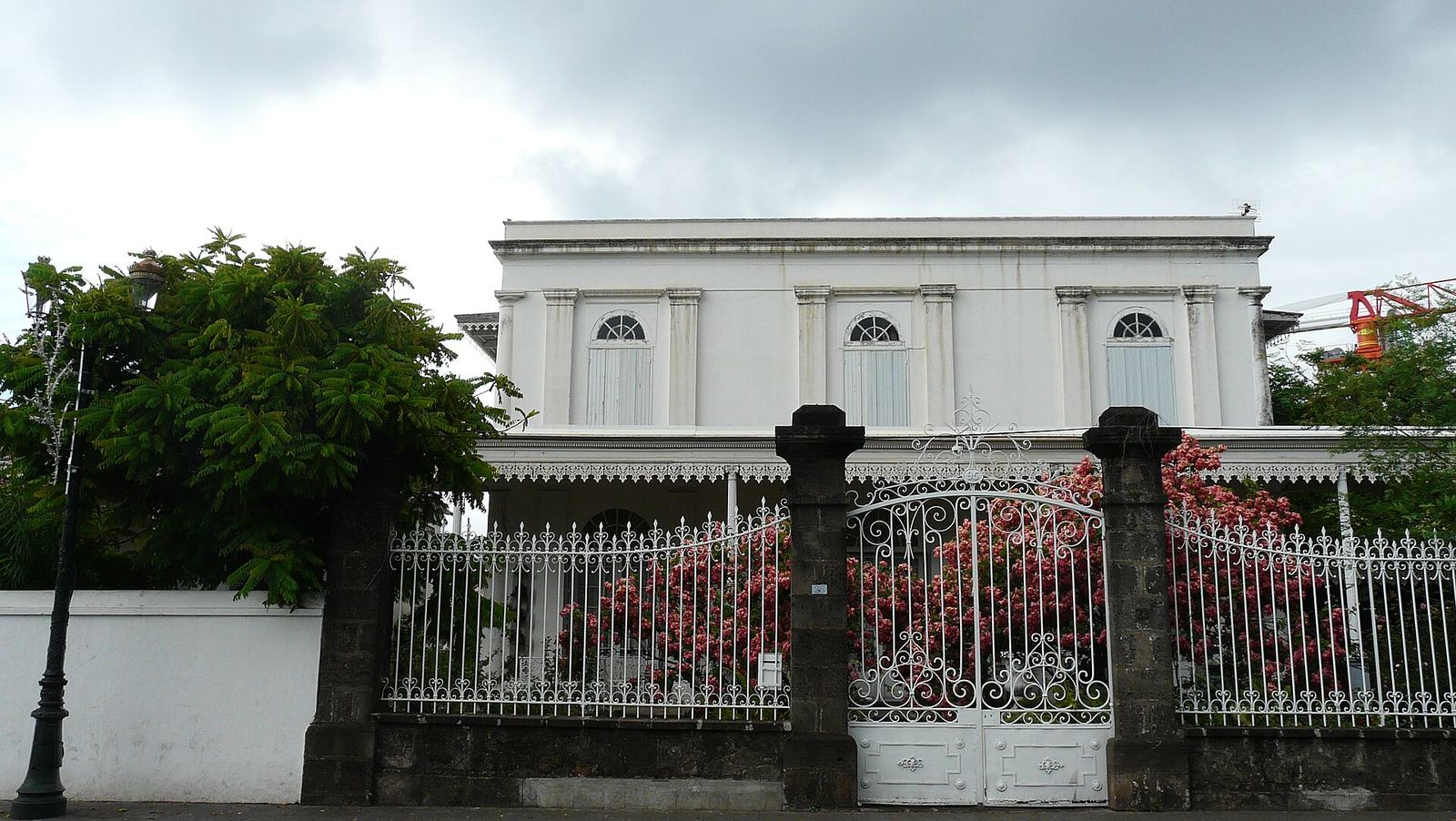 Maison créole Repiquet à Saint-Denis : varangue, lambrequins et grille en fer forgé