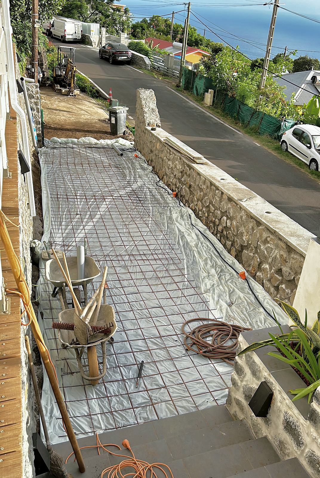 Rampe d'accès en préparation : ferraillage avant coulage du béton