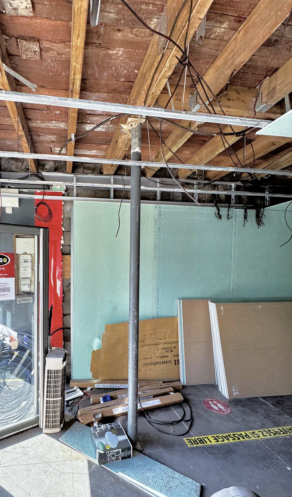 Local commercial en rénovation : plafond déposé, cloisons et réseaux repris