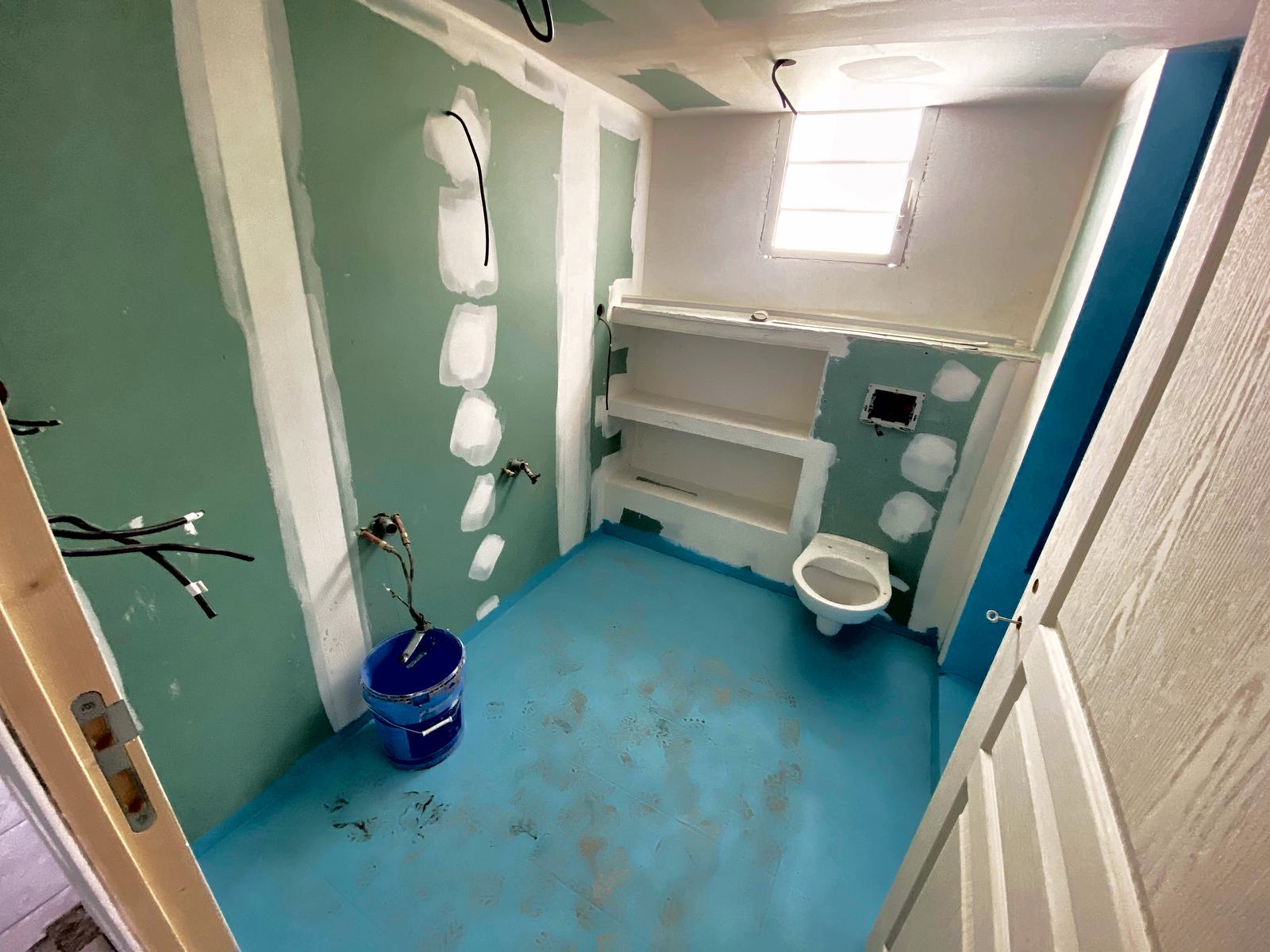 Salle de bains en rénovation : plaques hydrofuges, niches et étanchéité au sol