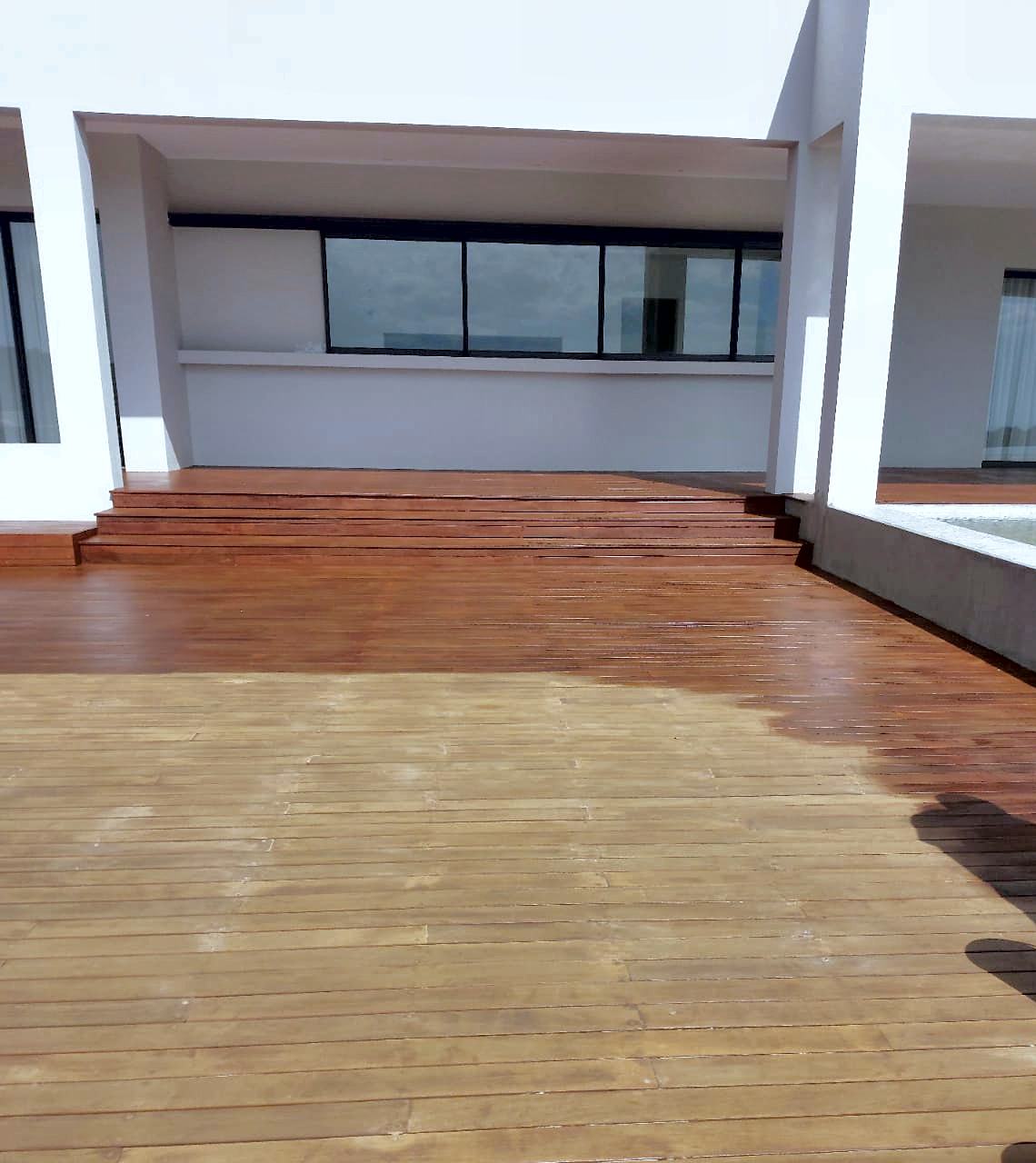 Terrasse en bois : partie poncée avant saturateur et partie terminée